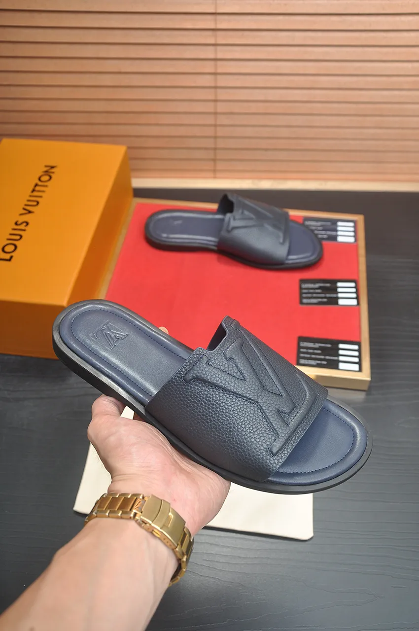 Men's men's shoes 💰340💶 [Louis Vuitton LV slippers] (high-end cowhide) counter 1:1 fashion style, a must-have for summer! The designer used LV’s iconic outsole. The original simple slippers instantly become fashionable! The upper is made of flexible special cowhide leather straps alternately, and the workmanship is exquisite! A must-have for stylish men in summer, size 38-46 (45 46 customized)